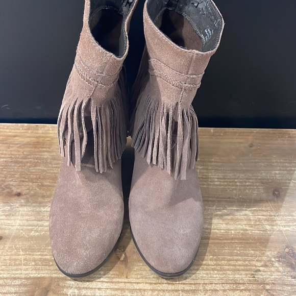 Steve Madden ERAGON Taupe Fringe Boots - Picture 3 of 10